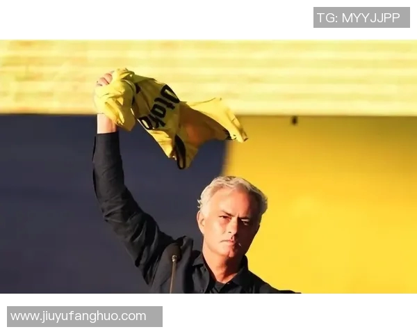 球迷疯狂求签名，偶像亲自上阵满足球迷心愿！